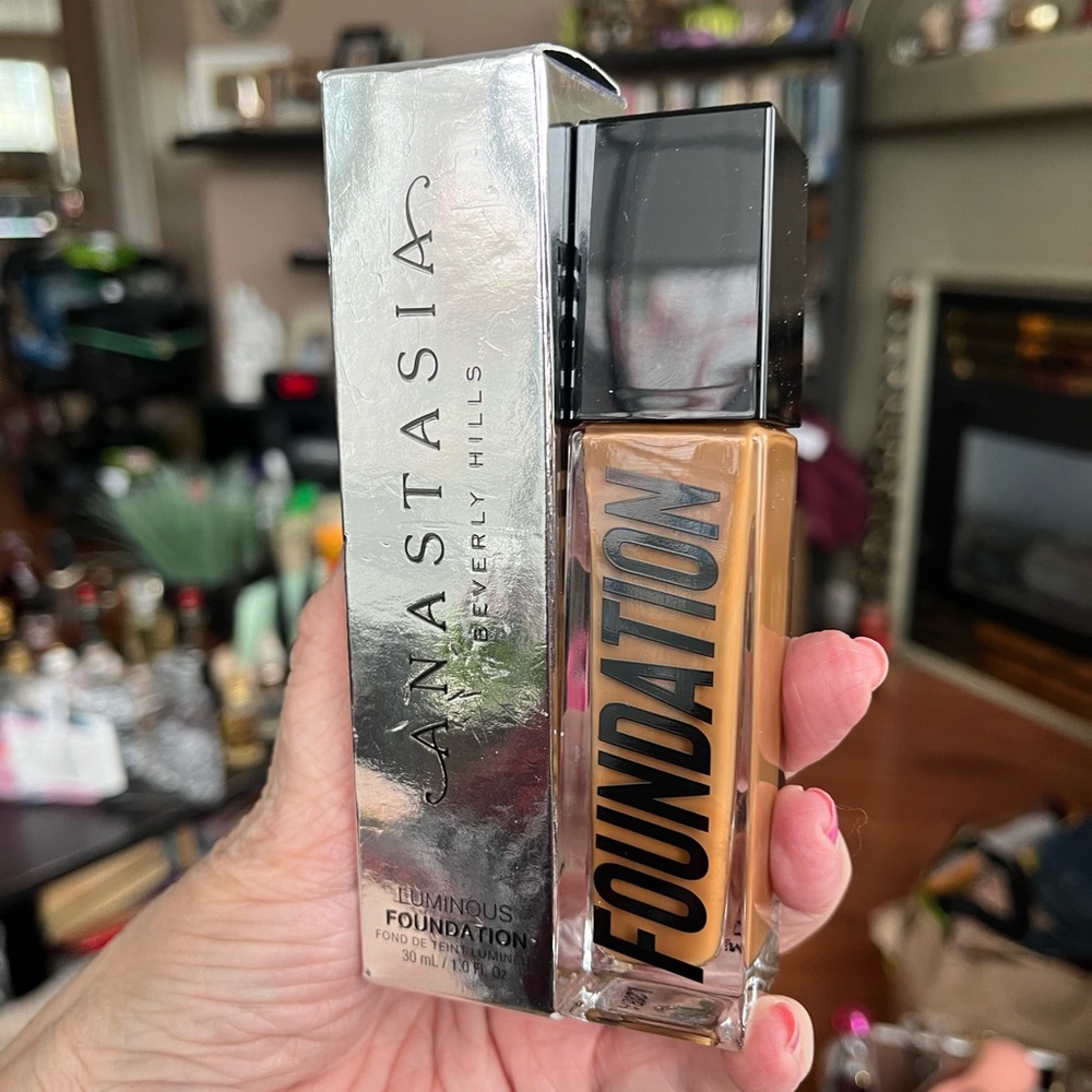 Anastasia Beverly Hills Luminous Foundation in Shade 470C. New In Box!